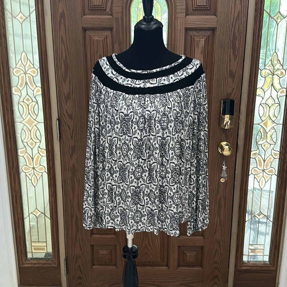 034 Faded Glory Black & White Pattern Top